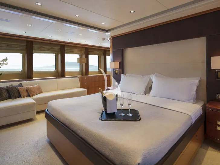 L`EQUINOX Heesen 37m - master cabin L`EQUINOX Heesen 37m - master cabin
