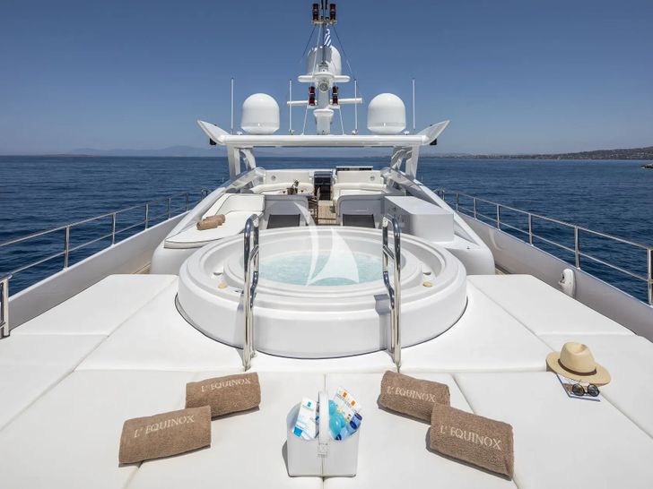 L`EQUINOX Heesen 37m - sundeck jacuzzi L`EQUINOX Heesen 37m - sundeck jacuzzi