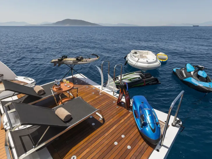 L`EQUINOX Heesen 37m - water toys L`EQUINOX Heesen 37m - water toys