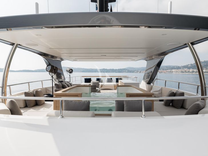LES BRUXELLOIS Sanlorenzo SD126 - flybridge jacuzzi LES BRUXELLOIS Sanlorenzo SD126 - flybridge jacuzzi