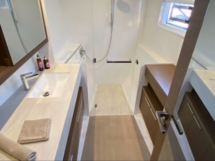 LES JUMEAUX Lagoon 46 - cabin 1 bathroom LES JUMEAUX Lagoon 46 - cabin 1 bathroom