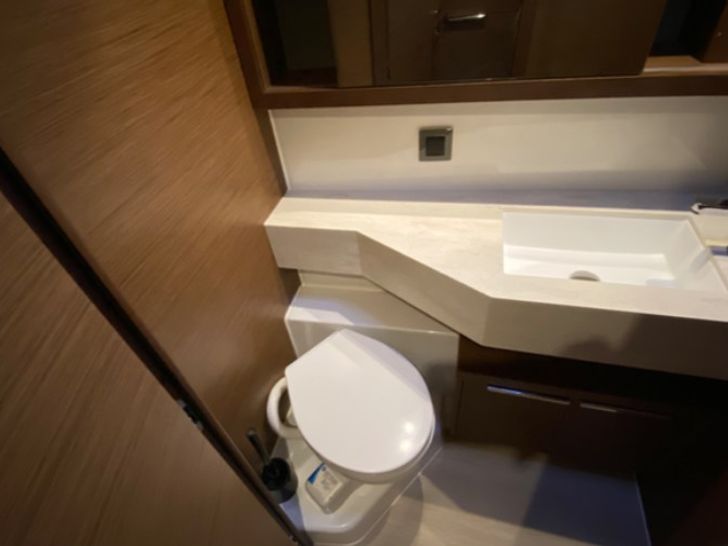 LES JUMEAUX Lagoon 46 - cabin 2 bathroom LES JUMEAUX Lagoon 46 - cabin 2 bathroom