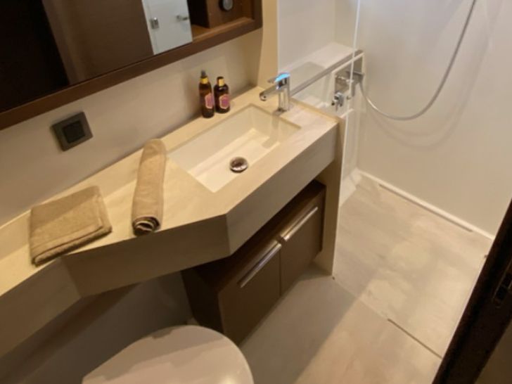 LES JUMEAUX Lagoon 46 - cabin 3 bathroom LES JUMEAUX Lagoon 46 - cabin 3 bathroom