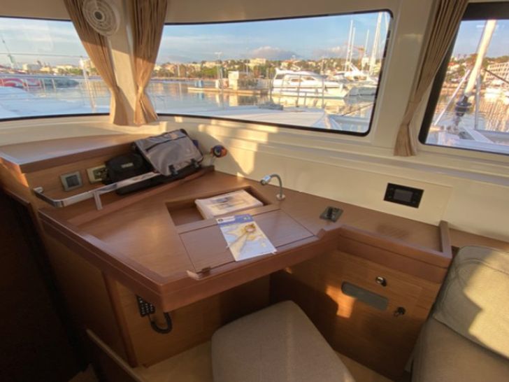 LES JUMEAUX Lagoon 46 - navigation center LES JUMEAUX Lagoon 46 - navigation center