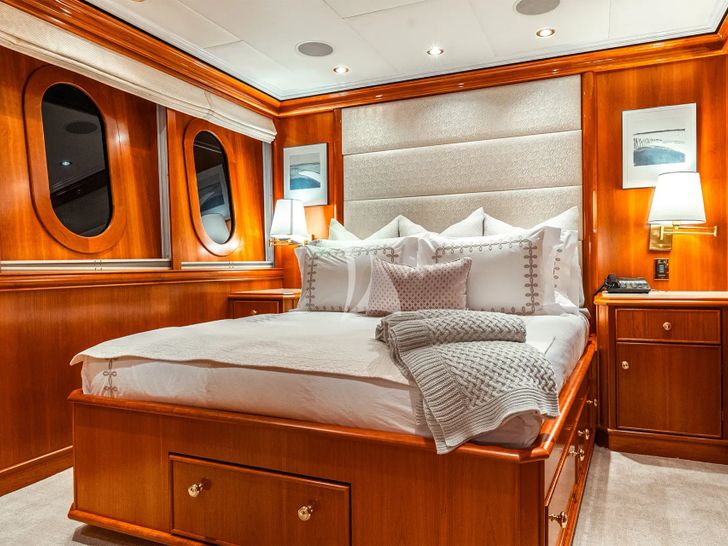 LEVERAGE Palmer Johnson 125 - VIP cabin 1 LEVERAGE Palmer Johnson 125 - VIP cabin 1