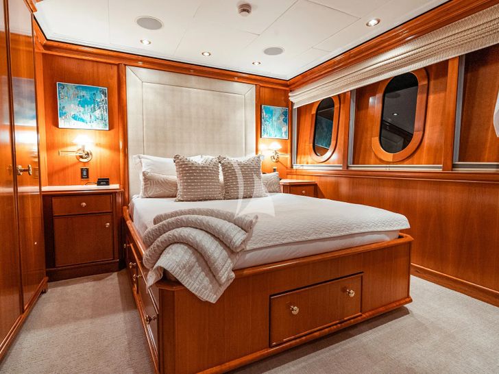 LEVERAGE Palmer Johnson 125 - VIP cabin 2 LEVERAGE Palmer Johnson 125 - VIP cabin 2