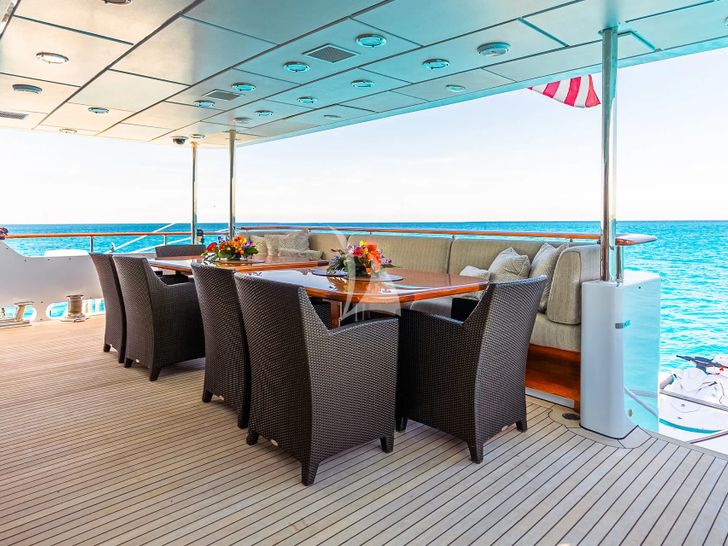 LEVERAGE Palmer Johnson 125 - aft alfresco dining area LEVERAGE Palmer Johnson 125 - aft alfresco dining area
