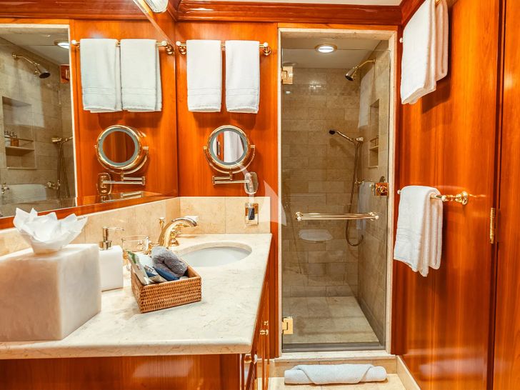 LEVERAGE Palmer Johnson 125 - cabin bathroom LEVERAGE Palmer Johnson 125 - cabin bathroom