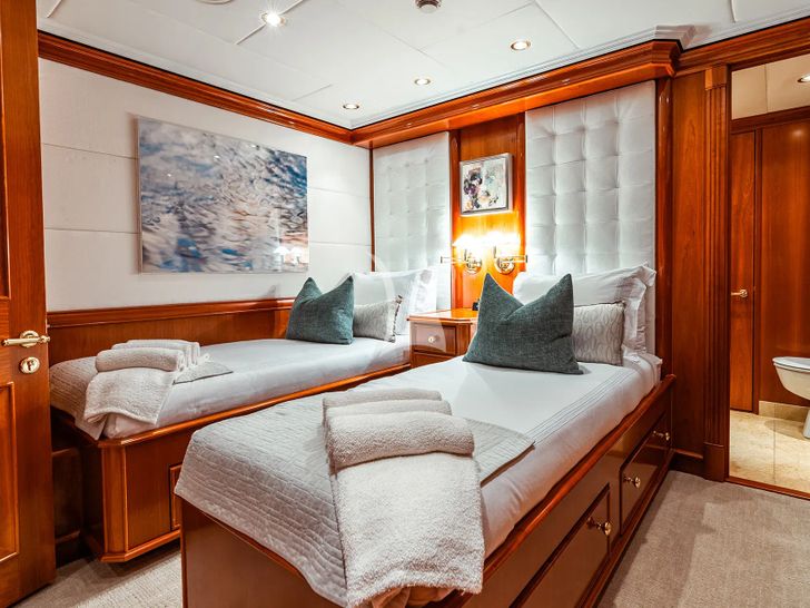 LEVERAGE Palmer Johnson 125 - convertible twin cabin LEVERAGE Palmer Johnson 125 - convertible twin cabin
