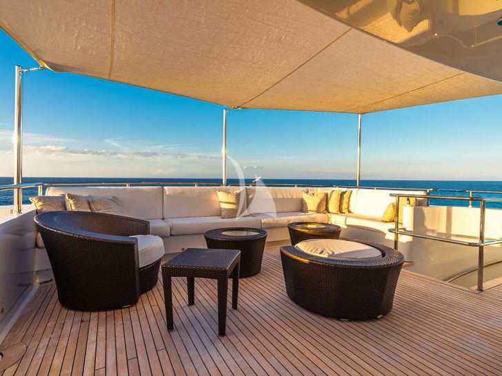 LEVERAGE Palmer Johnson 125 - flybridge seating area LEVERAGE Palmer Johnson 125 - flybridge seating area