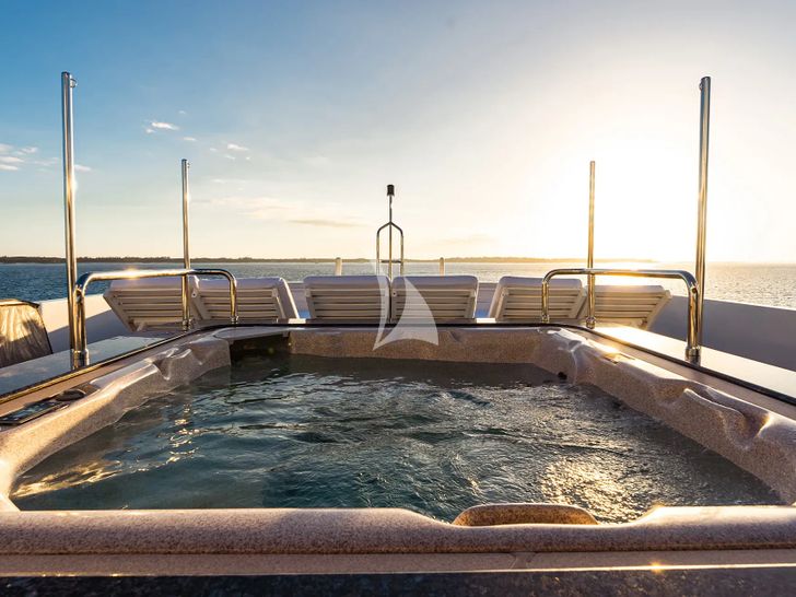 LEVERAGE Palmer Johnson 125 - jacuzzi LEVERAGE Palmer Johnson 125 - jacuzzi
