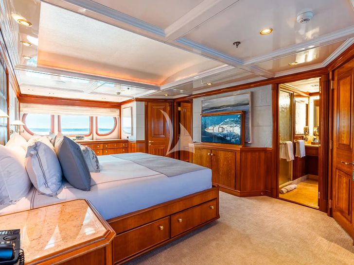 LEVERAGE Palmer Johnson 125 - master cabin LEVERAGE Palmer Johnson 125 - master cabin
