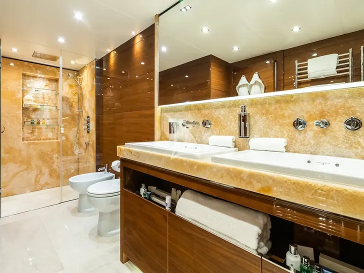 LE VERSEAU Princess 40M - VIP cabin 1 bathroom LE VERSEAU Princess 40M - VIP cabin 1 bathroom
