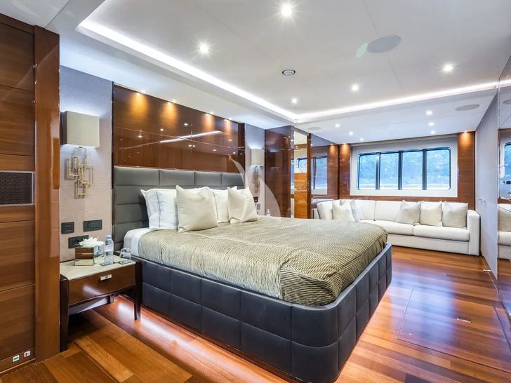 LE VERSEAU Princess 40M - VIP cabin 1 bed and sofa LE VERSEAU Princess 40M - VIP cabin 1 bed and sofa
