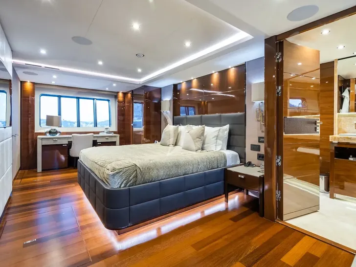 LE VERSEAU Princess 40M - VIP cabin 1 LE VERSEAU Princess 40M - VIP cabin 1