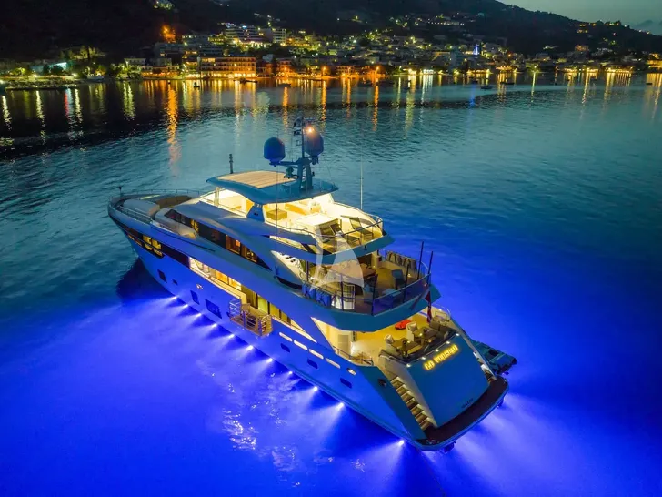 LE VERSEAU Princess 40M - anchored at night LE VERSEAU Princess 40M - anchored at night