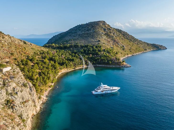 LE VERSEAU Princess 40M - anchored near an island LE VERSEAU Princess 40M - anchored near an island