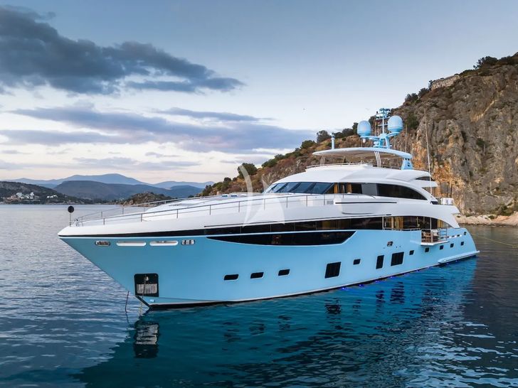LE VERSEAU Princess 40M - anchored port side view LE VERSEAU Princess 40M - anchored port side view