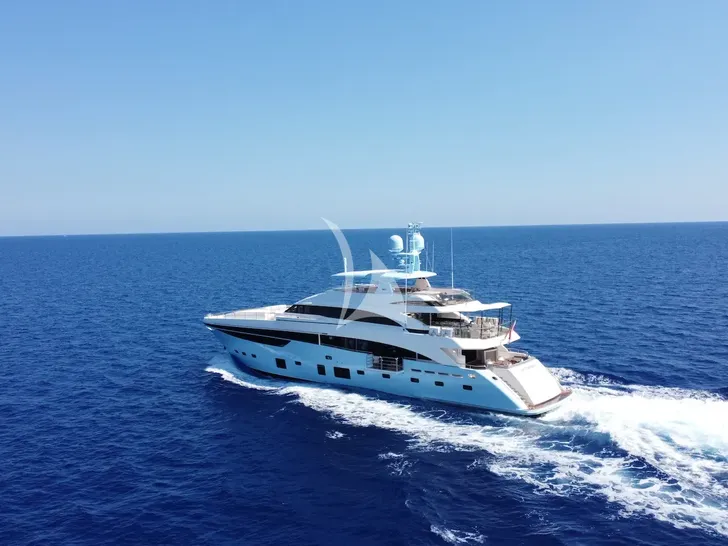LE VERSEAU Princess 40M - cruising aft view LE VERSEAU Princess 40M - cruising aft view