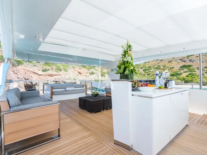 LE VERSEAU Princess 40M - flybridge bar and seating area LE VERSEAU Princess 40M - flybridge bar and seating area