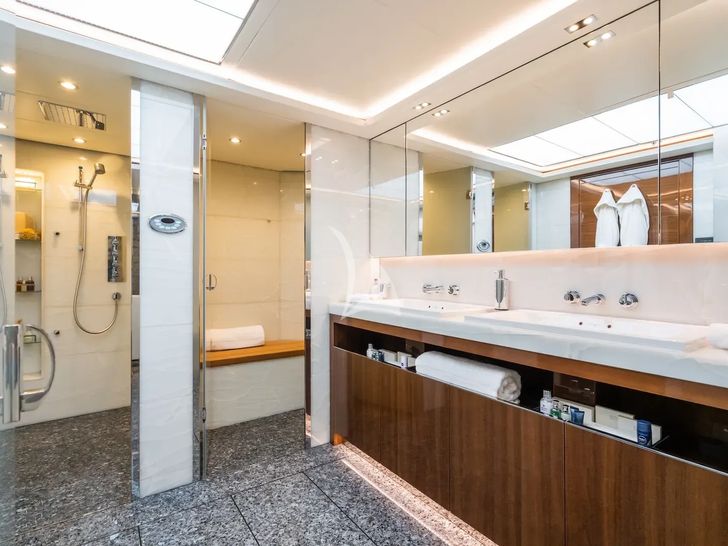 LE VERSEAU Princess 40M - master cabin bathroom LE VERSEAU Princess 40M - master cabin bathroom
