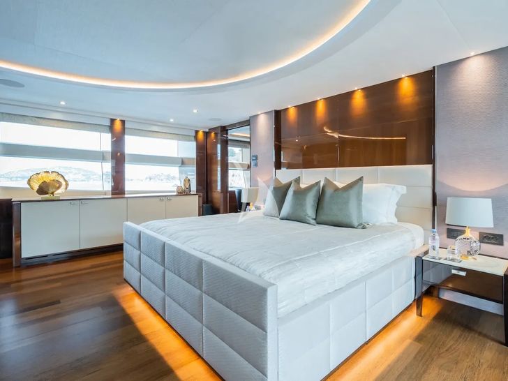 LE VERSEAU Princess 40M - master cabin bed LE VERSEAU Princess 40M - master cabin bed