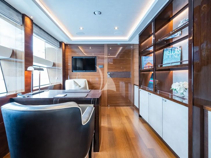 LE VERSEAU Princess 40M - master cabin office LE VERSEAU Princess 40M - master cabin office