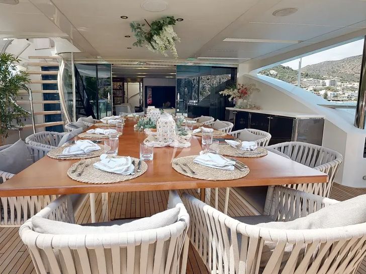 LE VERSEAU Princess 40M - sky deck dining area LE VERSEAU Princess 40M - sky deck dining area