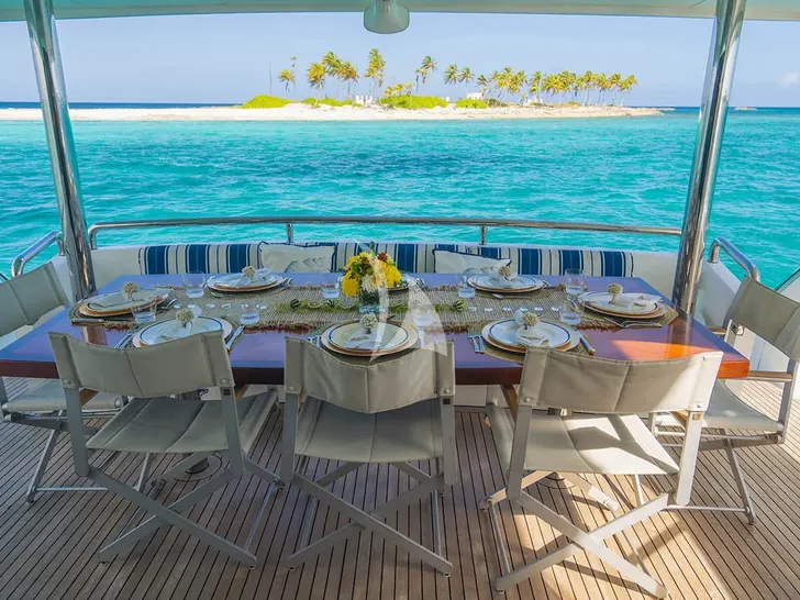 LEXINGTON Horizon 25m aft deck dininig LEXINGTON Horizon 25m aft deck dininig