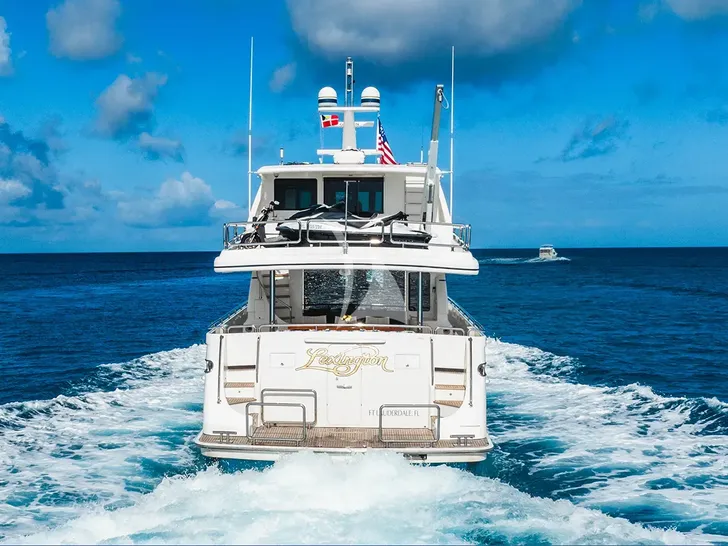LEXINGTON Horizon 25m aft shot cruising LEXINGTON Horizon 25m aft shot cruising