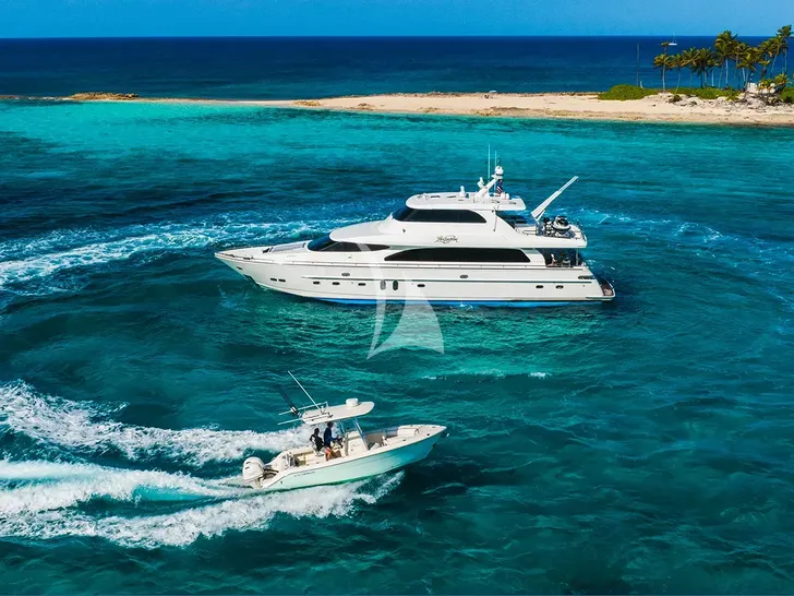 LEXINGTON Horizon 25m anchored near an island LEXINGTON Horizon 25m anchored near an island