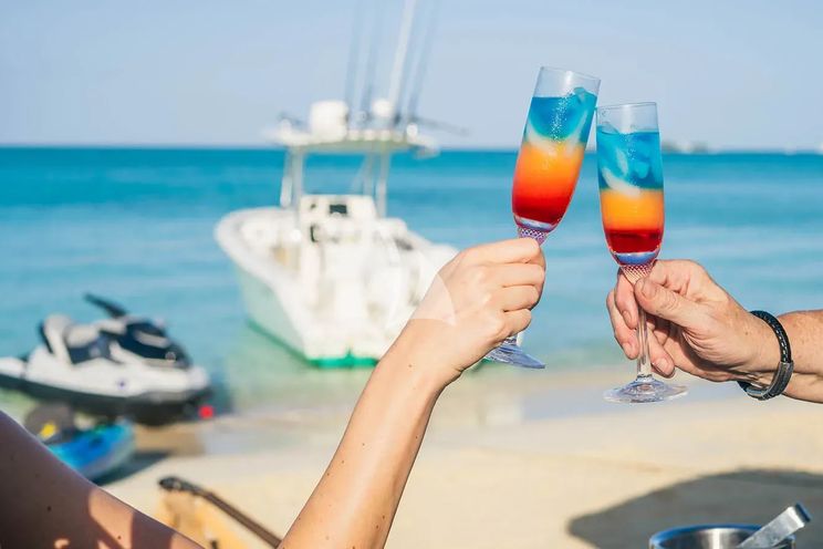 Charter Yacht LEXINGTON - Horizon 25m - 4 Cabins - Nassau - Exumas - Bahamas