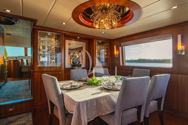 Charter Yacht LEXINGTON - Horizon 25m - 4 Cabins - Nassau - Exumas - Bahamas