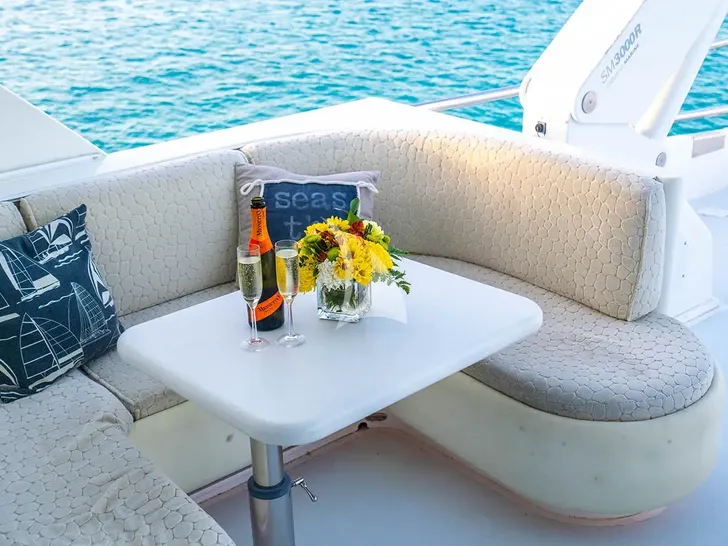 LEXINGTON Horizon 25m flybridge seating area LEXINGTON Horizon 25m flybridge seating area