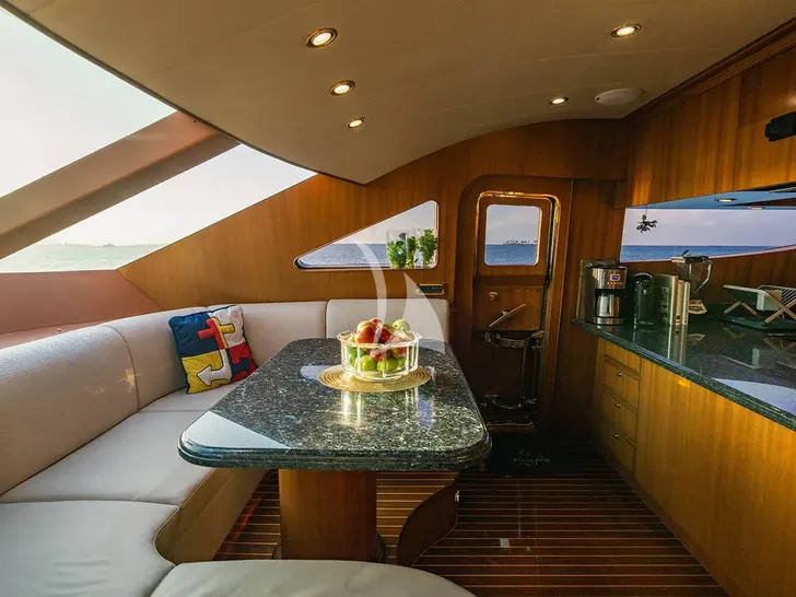 LEXINGTON Horizon 25m galley dining LEXINGTON Horizon 25m galley dining