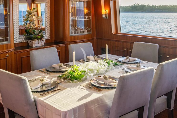 Charter Yacht LEXINGTON - Horizon 25m - 4 Cabins - Nassau - Exumas - Bahamas