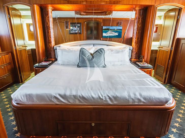 LEXINGTON Horizon 25m master cabin bed LEXINGTON Horizon 25m master cabin bed