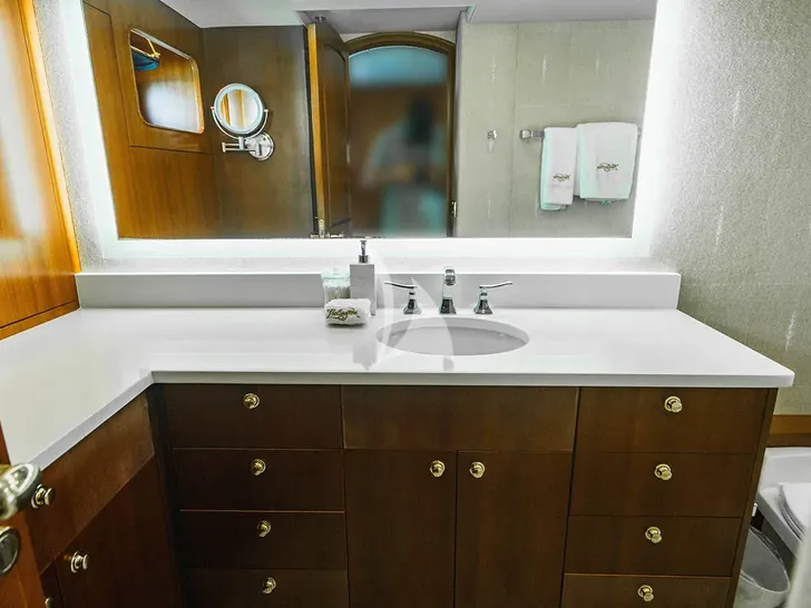 LEXINGTON Horizon 25m master cabin vanity area LEXINGTON Horizon 25m master cabin vanity area