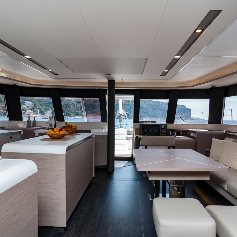 LIBERTA Fountaine Pajot Samana 59 - saloon lounge and galley