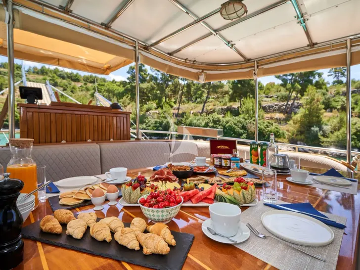LIBRA Gulet 31m - alfresco breakfast LIBRA Gulet 31m - alfresco breakfast