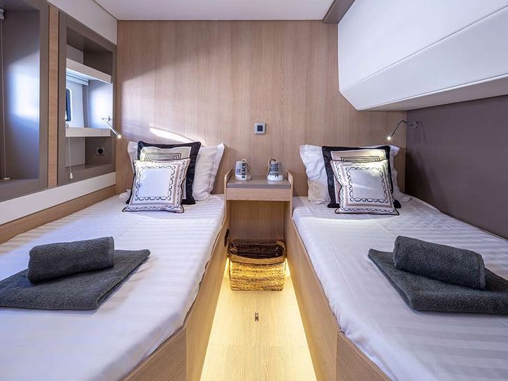 LICENSE TO CHILL - twin cabin LICENSE TO CHILL - twin cabin