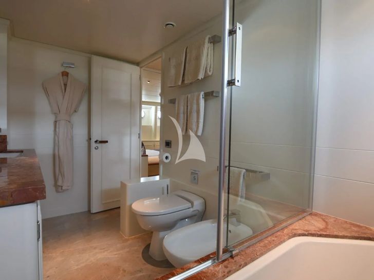 LIFE SAGA Heesen Diaship 3850 - VIP cabin bathroom LIFE SAGA Heesen Diaship 3850 - VIP cabin bathroom