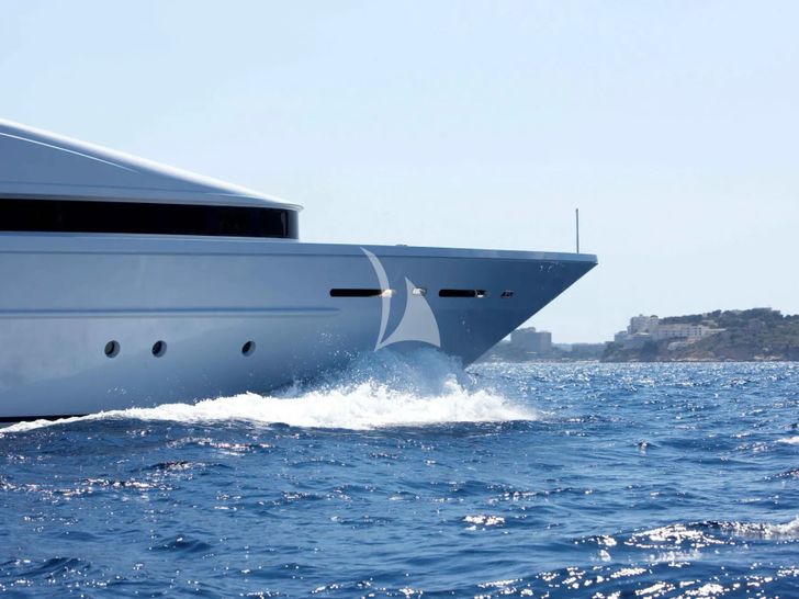 LIFE SAGA Heesen Diaship 3850 - bow shot LIFE SAGA Heesen Diaship 3850 - bow shot