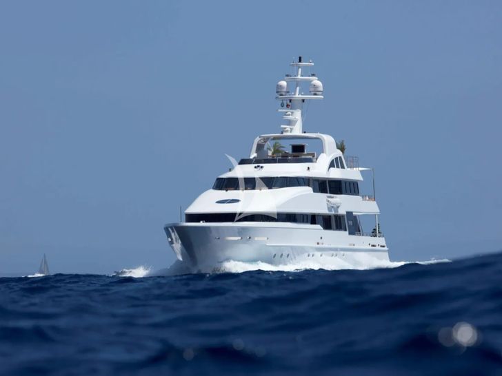 LIFE SAGA Heesen Diaship 3850 - bow view LIFE SAGA Heesen Diaship 3850 - bow view