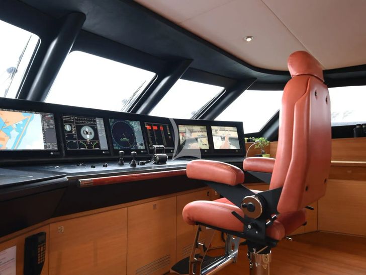 LIFE SAGA Heesen Diaship 3850 - cockpit LIFE SAGA Heesen Diaship 3850 - cockpit