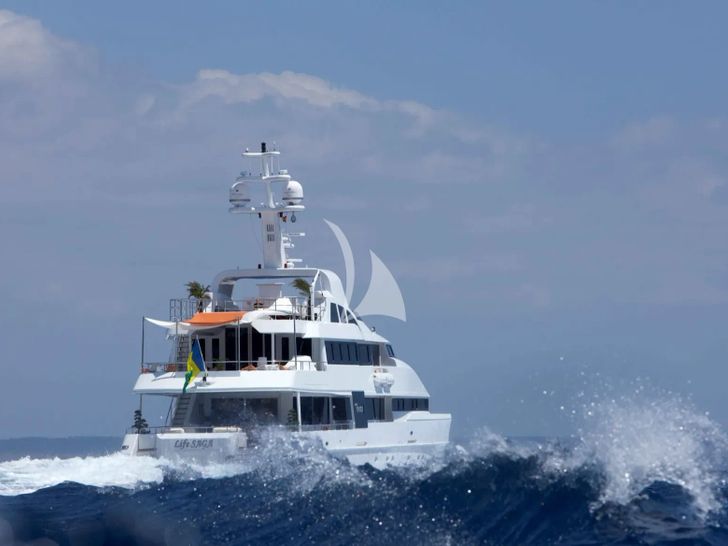 LIFE SAGA Heesen Diaship 3850 - cruising aft LIFE SAGA Heesen Diaship 3850 - cruising aft