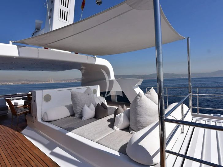 LIFE SAGA Heesen Diaship 3850 - flybridge sun beds LIFE SAGA Heesen Diaship 3850 - flybridge sun beds