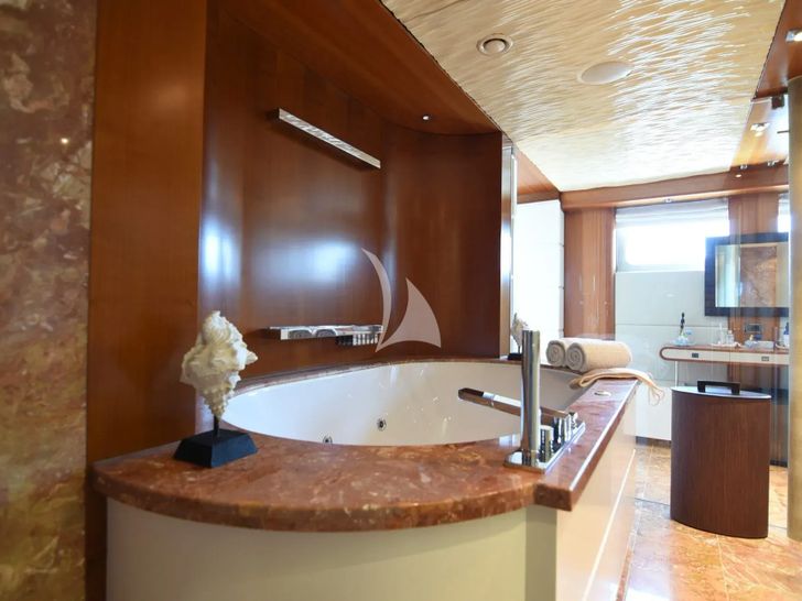 LIFE SAGA Heesen Diaship 3850 - master cabin bathroom LIFE SAGA Heesen Diaship 3850 - master cabin bathroom