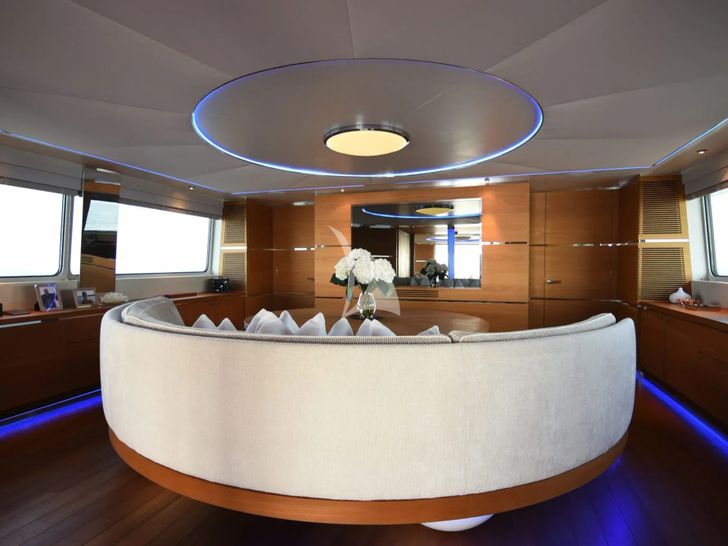 LIFE SAGA Heesen Diaship 3850 - round seating LIFE SAGA Heesen Diaship 3850 - round seating