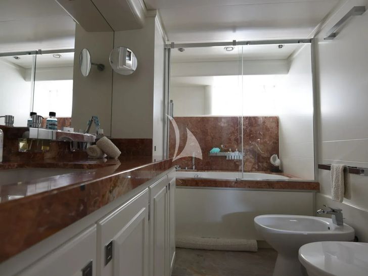 LIFE SAGA Heesen Diaship 3850 - twin cabin bathroom LIFE SAGA Heesen Diaship 3850 - twin cabin bathroom